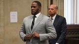 Er war einer der bekanntesten Insassen des "Metropolitan Detention Center": der US-Sänger R. Kelly wurde 2022 unter anderem von einer Jury schuldig gesprochen, Sex mit Minderjährigen gehabt und Kinderpornografie angefertigt zu haben. Er wurde zu jahrzehntelanger Haft verurteilt, die er mittlerweile in einem Gefängnis in North Carolina verbüßt