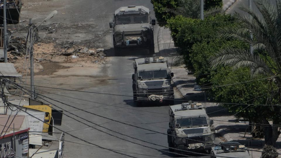 Israelische Militärfahrzeuge fahren während einer Operation durch die Westjordanland-Stadt Jenin