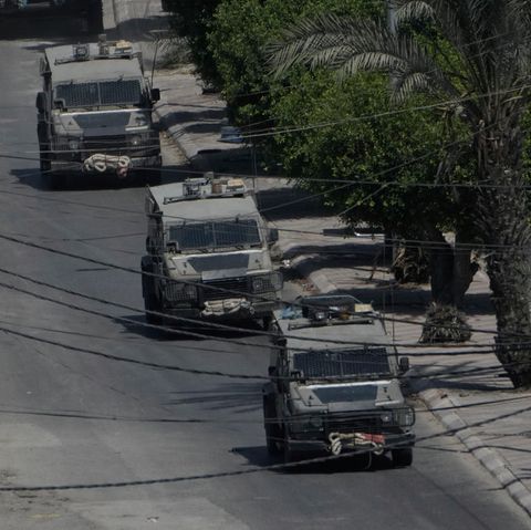 Israelische Militärfahrzeuge fahren während eines Einsatzes in der Westjordanland-Stadt Dschenin durch den Ort