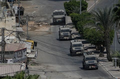 Israelische Militärfahrzeuge fahren während eines Einsatzes in der Westjordanland-Stadt Dschenin durch den Ort