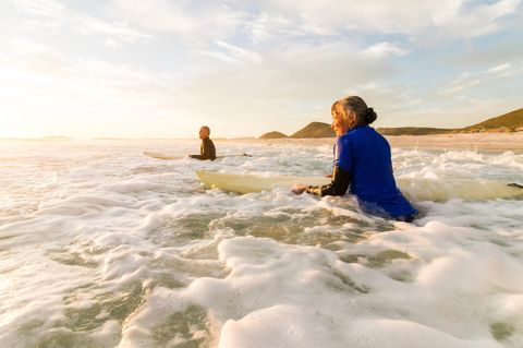 Midlife-Crisis: Personen im Mittleren Alter beim Surfen