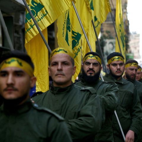 Hisbollah Kämpfer bei einem Trauerzug