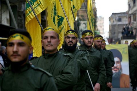 Hisbollah Kämpfer bei einem Trauerzug
