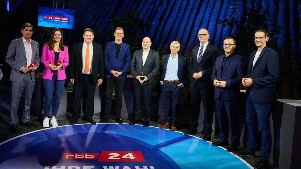 Die Spitzenkandidaten für die Landtagswahl in Brandenburg am Rande einer Fernsehsendung