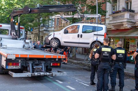 Ein Auto wird aus dem Parkverbot mit einem Kran auf einen Abschleppwagen gehoben – kein Feierabendparken!