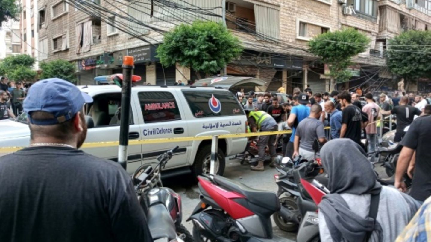 Rettungskräfte in Beirut nach israelischem Angriff