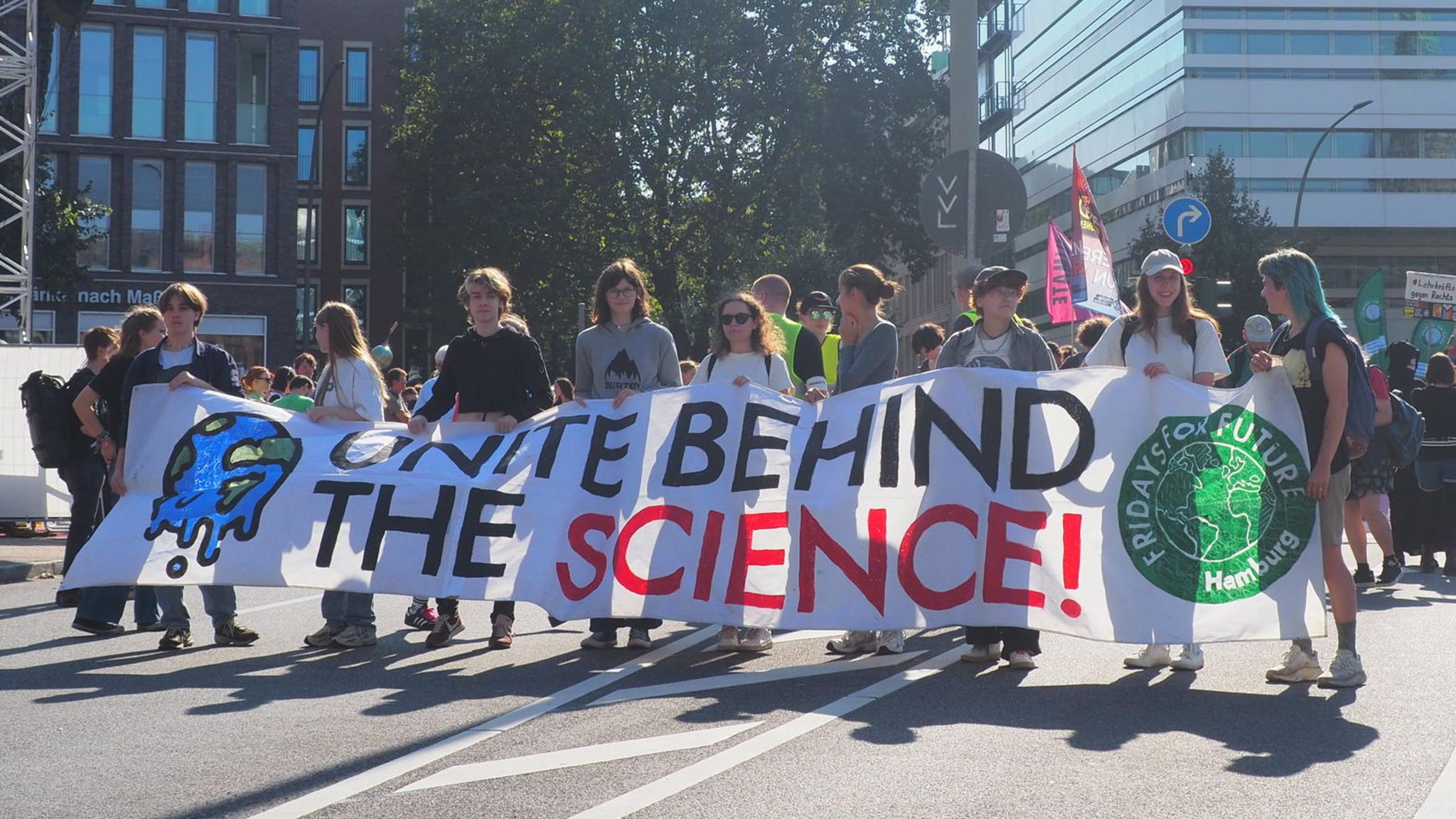 "Vereint hinter der Wissenschaft", bleibt wohl das wichtigste Motto bei Fridays for Future "Vereint hinter der Wissenschaft", bleibt wohl das wichtigste Motto bei Fridays for Future