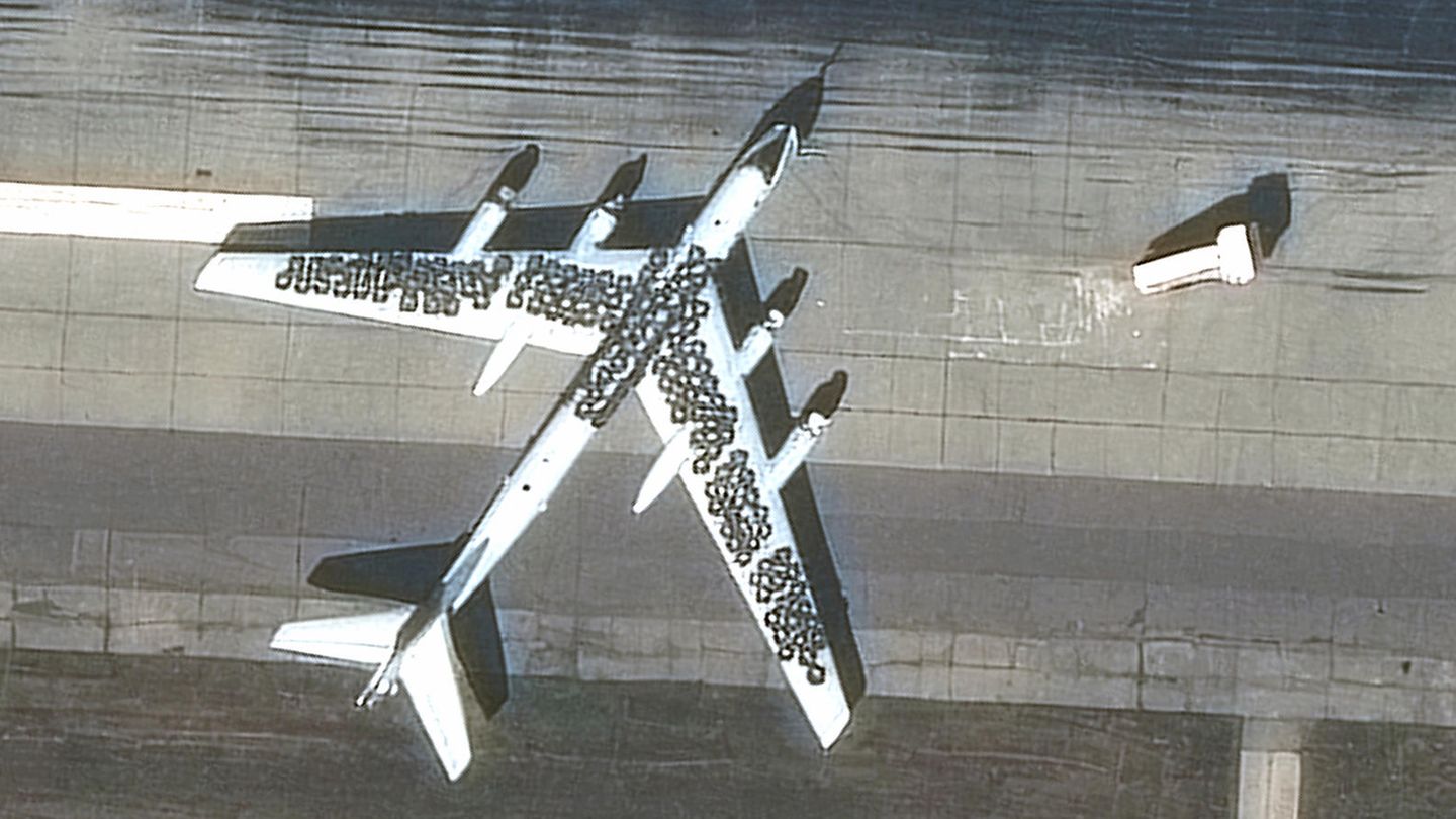 Satellitenbilder: Rätsel um reifenbedeckte russische Kriegsflugzeuge scheint gelöst