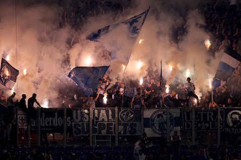 Fans vom SV Darmstadt 98 feuern beim Auswärtsspiel auf Schalke ihre Pyrotechnik ab – ganz ohne Sky