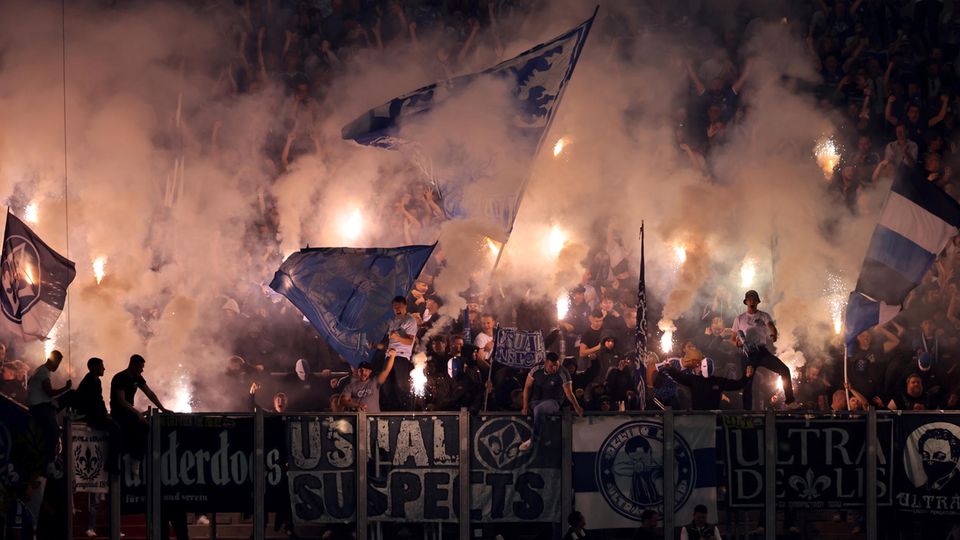 Fans des SV Darmstadt 98 zünden beim Auswärtsspiel gegen Schalke ihre Pyrotechnik – ohne Sky