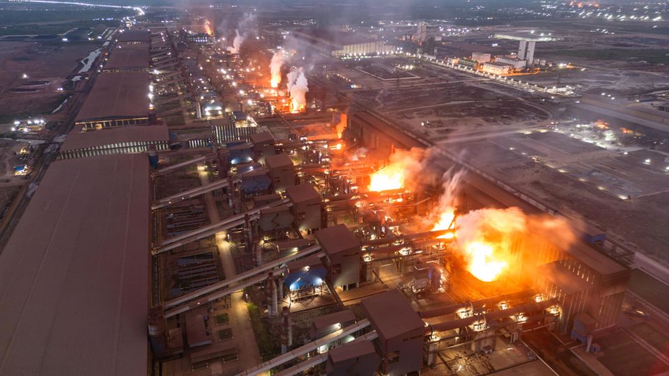 Gleich Höllenschlunden: Die riesigen Öfen, in denen der Nickel verarbeitet wird