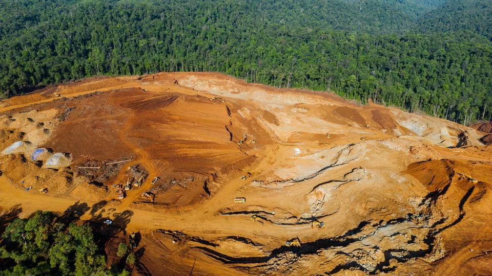 Ein braunes Loch, wo sich einst grüner Regenwald ausbreitete: Eine Nickelmine in Morowali in Zentral-Sulawesi