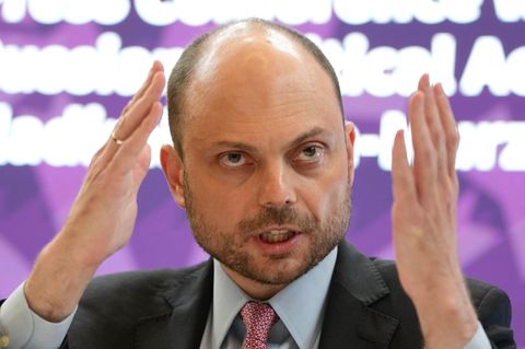 Wladimir Kara-Mursa auf einer Veranstaltung in London gestikuliert