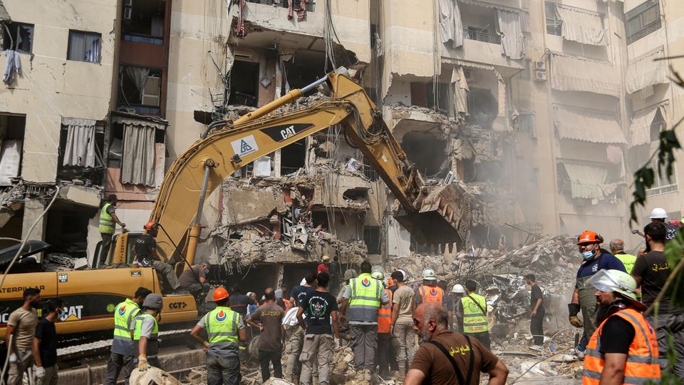 Aufräumarbeiten im libanesischen Beirut nach dem israelischen Luftangriff auf ein Treffen der Hisbollah im Hochhaus