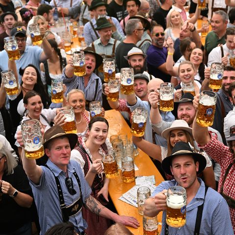 Oktoberfest offiziell gestartet: Ausgelassene Stimmung trotz hoher Preise