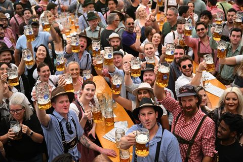 Oktoberfest offiziell gestartet: Ausgelassene Stimmung trotz hoher Preise