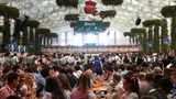 Gäste im Hofbräuzelt auf der Theresienwiese