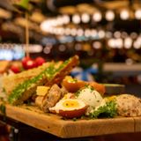 Eine Brotzeitplatte wartet in der Festhalle Schottenhamel auf Ehrengäste