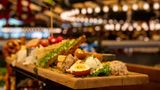 Eine Brotzeitplatte wartet in der Festhalle Schottenhamel auf Ehrengäste
