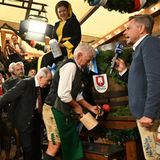 Zwei Schläge braucht der Oberbürgermeister, um offiziell im Schottenhammel-Festzelt das erste Fass anzustechen. Es ginge auch mit einem, aber er gehe lieber auf Nummer sicher, dass es auch gut gelinge, erklärt Dieter Reiter (SPD). Markus Söder schaut aus sicherem Abstand zu…