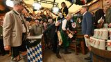 Zwei Schläge braucht der Oberbürgermeister, um offiziell im Schottenhammel-Festzelt das erste Fass anzustechen. Es ginge auch mit einem, aber er gehe lieber auf Nummer sicher, dass es auch gut gelinge, erklärt Dieter Reiter (SPD). Markus Söder schaut aus sicherem Abstand zu…