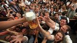 Festzeltbesucher versuchen, ein Maß Freibier zu ergattern und drängeln um das Glas