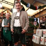 Markus Söder in kompletter Tracht mit Lederhose, Kniestrümpfen und passender Jacke