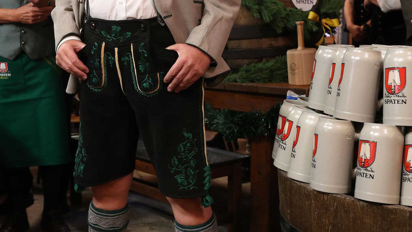 Markus Söder in kompletter Tracht mit Lederhose, Kniestrümpfen und passender Jacke