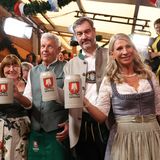 Näher dran: Petra und Dieter Reiter stehen links, Markus Söder und Karin Baumüller-Söder rechts nach dem Anstich und prosten zu