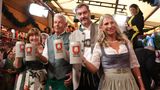Näher dran: Petra und Dieter Reiter stehen links, Markus Söder und Karin Baumüller-Söder rechts nach dem Anstich und prosten zu