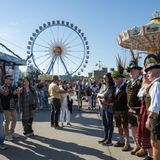 Trachtler posieren rund zwei Stunden vor Start des Oktoberfests für Gruppenbilder