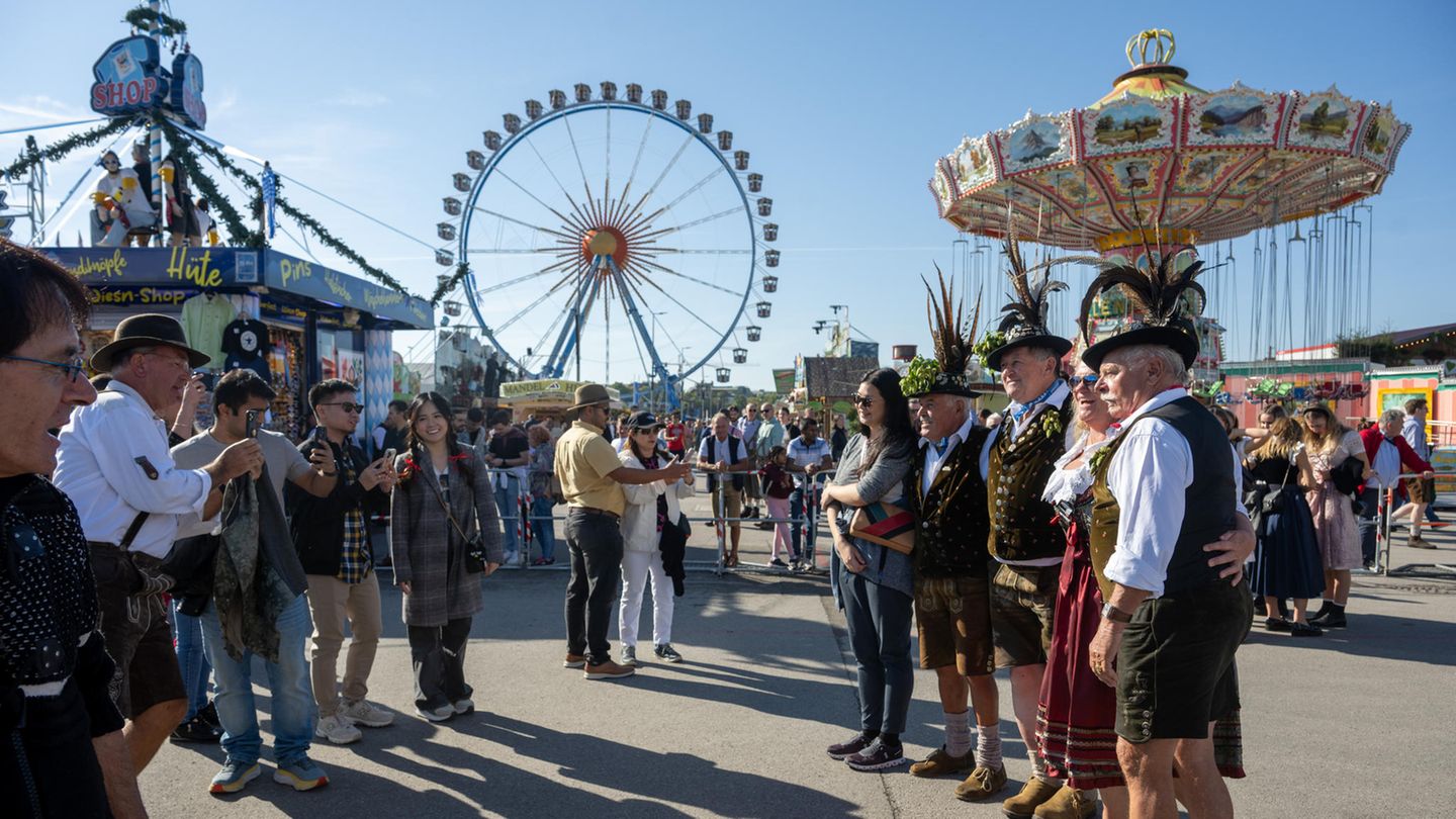 Trachtler posieren rund zwei Stunden vor Start des Oktoberfests für Gruppenbilder