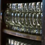 Leere Bierkrüge im Schrank warten auf ihre Nutzung auf dem Oktoberfest