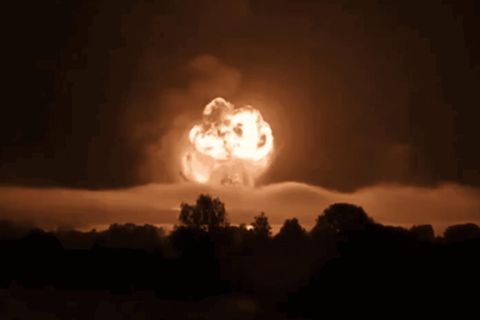 Der Screenshot zeigt die massive Explosion nach einem Drohnenangriff