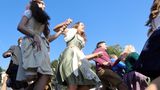 Frühe Gäste rennen zu den Festzelten