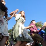 Frühe Gäste rennen zu den Festzelten