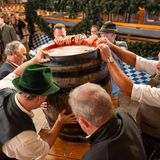 Das erste Fass offizelle Fass wird im Schottenhammel-Bierzelt auf einen Tisch gestellt