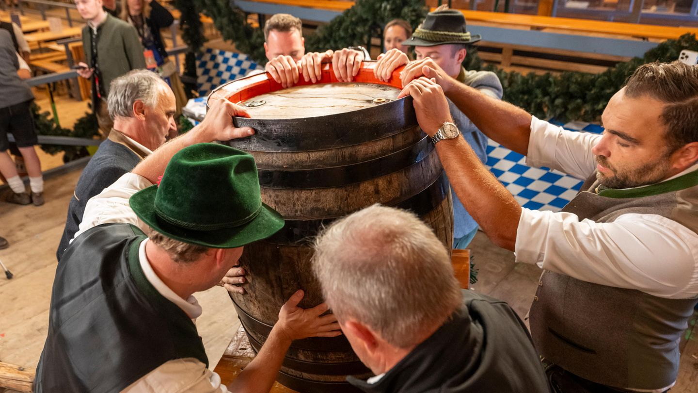 Das erste Fass offizelle Fass wird im Schottenhammel-Bierzelt auf einen Tisch gestellt