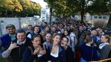 Junge Leute in Trachtenkleidung warten auf den Einlass zum Oktoberfest