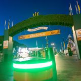 Beleuchteter Poller vor dem Eingang