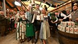 Petra und Dieter Reiter stehen links, Markus Söder und Karin Baumüller-Söder rechts nach dem Anstich und prosten zu