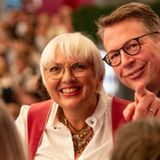 Bayerns Wissenschaftsminister Bernhard Sibler (CSU) zeigt Kulturstaatsministerin Claudia Roth (Grüne) etwas