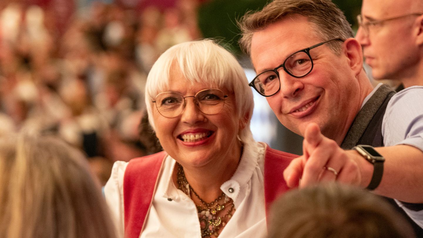 Bayerns Wissenschaftsminister Bernhard Sibler (CSU) zeigt Kulturstaatsministerin Claudia Roth (Grüne) etwas