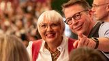 Bayerns Wissenschaftsminister Bernhard Sibler (CSU) zeigt Kulturstaatsministerin Claudia Roth (Grüne) etwas
