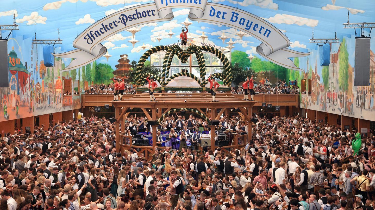 Hacker-Pschorr-Festzelt mit einem gemalten Himmel, dem "Himmel der Bayern"