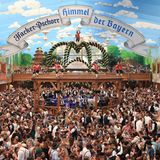 Hacker-Pschorr-Festzelt mit einem gemalten Himmel, dem "Himmel der Bayern"