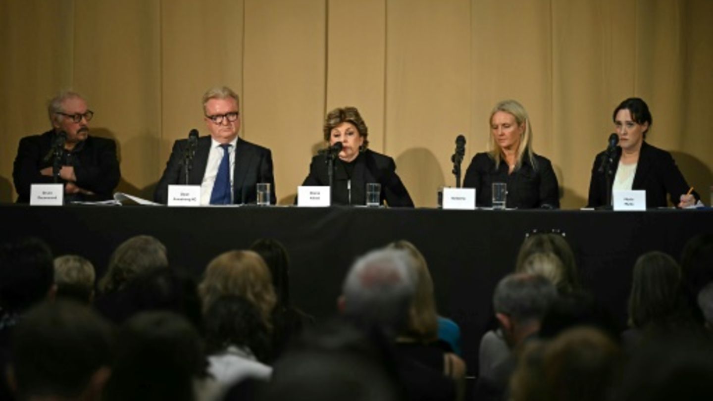 Anwaltsteam und mutmaßliches Opfer bei Pressekonferenz am Freitag