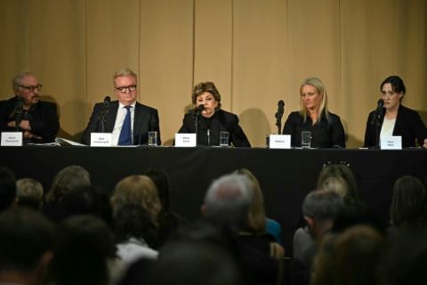 Anwaltsteam und mutmaßliches Opfer bei Pressekonferenz am Freitag