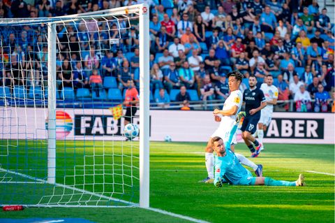 Kiels erster Punkt in der 1.-Fußball-Bundesliga: Shuto Machino schiebt den Ball am Bochumer Keeper vorbei