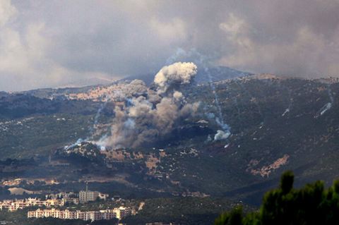 Rauch von israelischen Luftangriffen steigt von einer vermuteten Hisbollah-Stellung im Süden Libanons auf